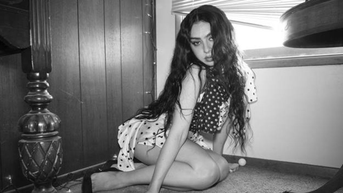 Charli XCX споделя видео към сингъла „Party 4 U“