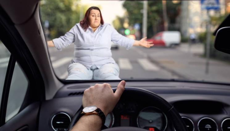 пребит паднал път - КАСКАДЬОРКА: Жeна направи лупинг в опит да спаси дете! (ВИДЕО)