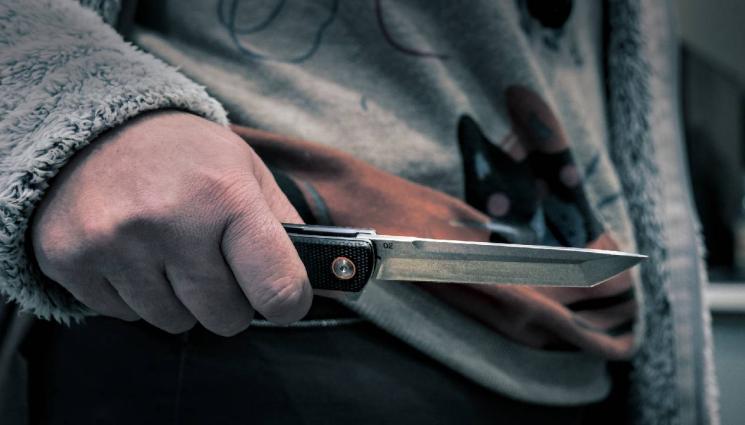 нож - Баща извади нож на 18-годишната си дъщеря