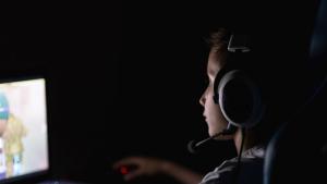 Сигналът за игра която стимулира деца да употребяват и разпространяват