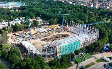 ВИДЕО: Започна поставянето на козирка на стадион „Българска армия”