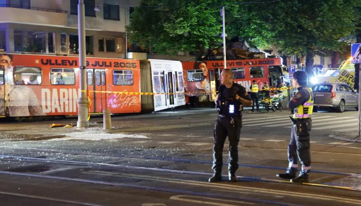 трамвай - УЖАСЯВАЩО: Трамвай се натресе в пицария!