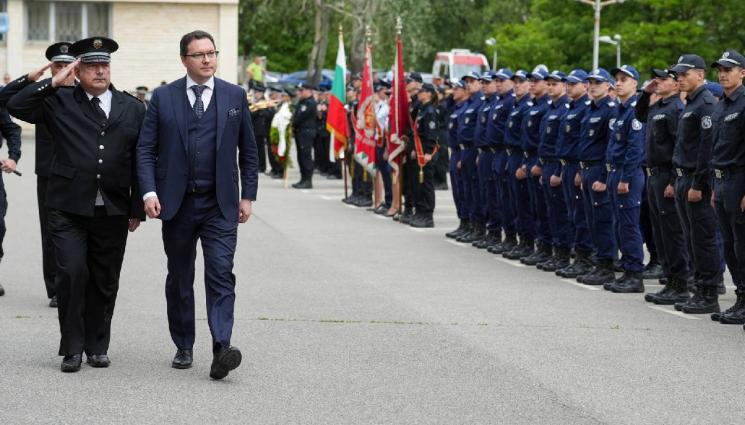 Даниел Митов - ДИПЛОМАТЪТ В МВР: Даниел Митов опитва да гаси пожарите с говорене