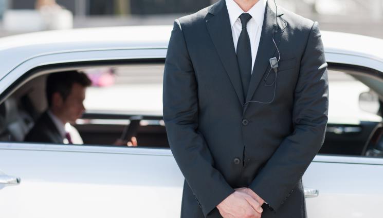 бодигард - ОХРАНА ЗА МИЛИОНИ: Бодигардът на Тейлър е с нея и в тоалетната!