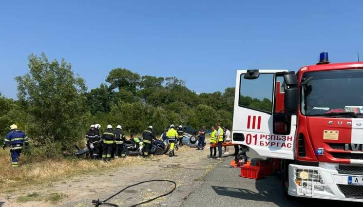 d - Пожарникари удариха челно два автомобила (СНИМКИ)