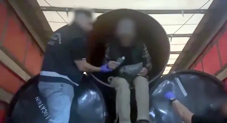  Един от мъжете, прикрит в необятната тръба. 