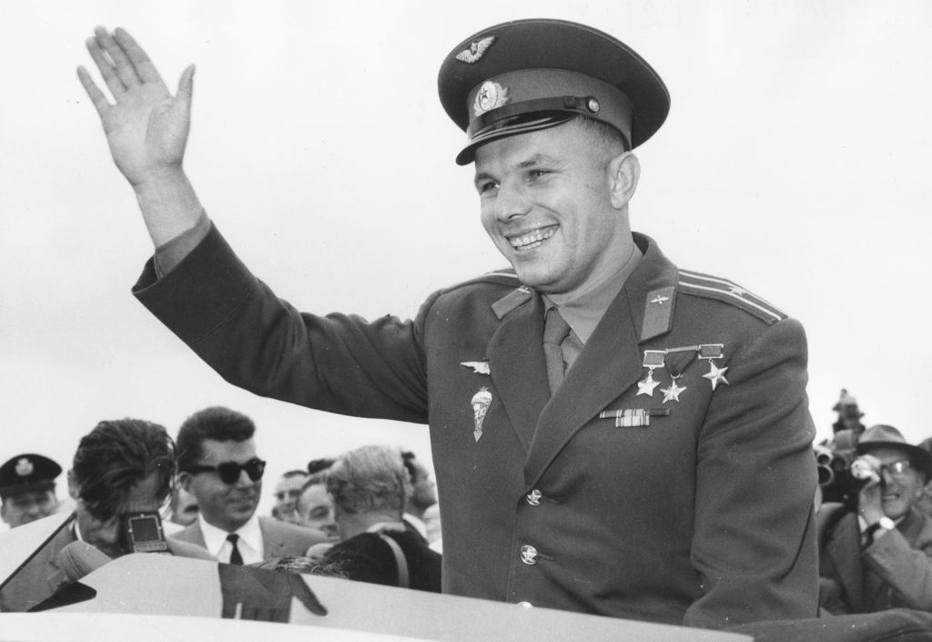 <p><strong>Юрий Гагарин</strong></p>

<p>🔹 Първият човек в космоса (1961), също и военен пилот.<br data-end=