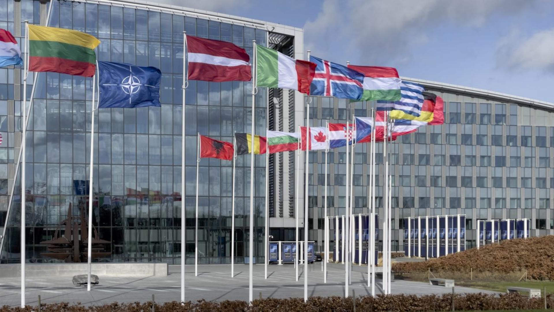 През 1949 година 12 държави основават НАТО През годините към