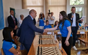 Румен Радев и Нургюл Салимова не излъчиха победител в партия шах
