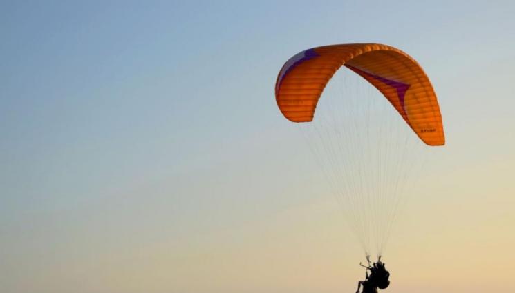 парапланерист - ИЗВЪНРЕДНА СИТУАЦИЯ: Парапланерист падна върху скали край наш град!