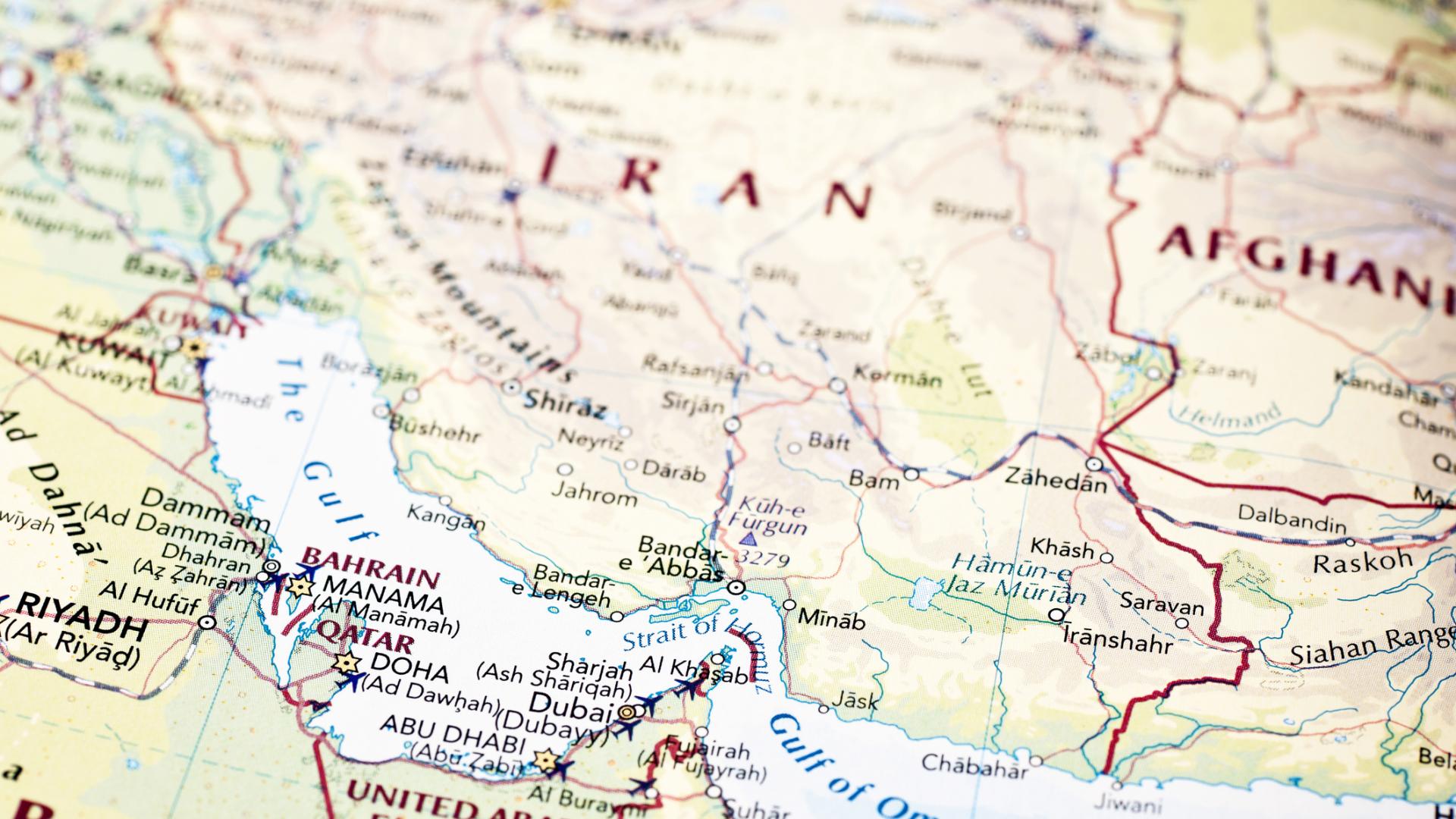 Ормузкият проток се намира между Оман и Обединените арабски емирства