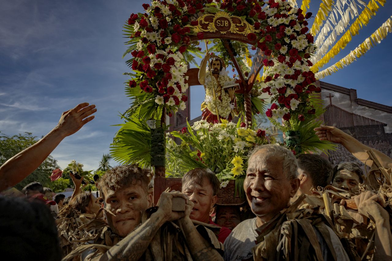 <p>Вижте впечатляващи кадри от фестивала Taong Putik в Алиага, Филипините, където стотици участници се преобразяват, покривайки телата си с кал, треви и листа в знак на смирение и духовна отдаденост. Снимките улавят едновременно мистиката, емоцията и суровата красота на едно от най-необичайните религиозни шествия в света. От мълчаливите фигури, които се движат бавно към храма, до контрастния празничен край &ndash; това е история, разказана в кал, светлина и вяра.</p>