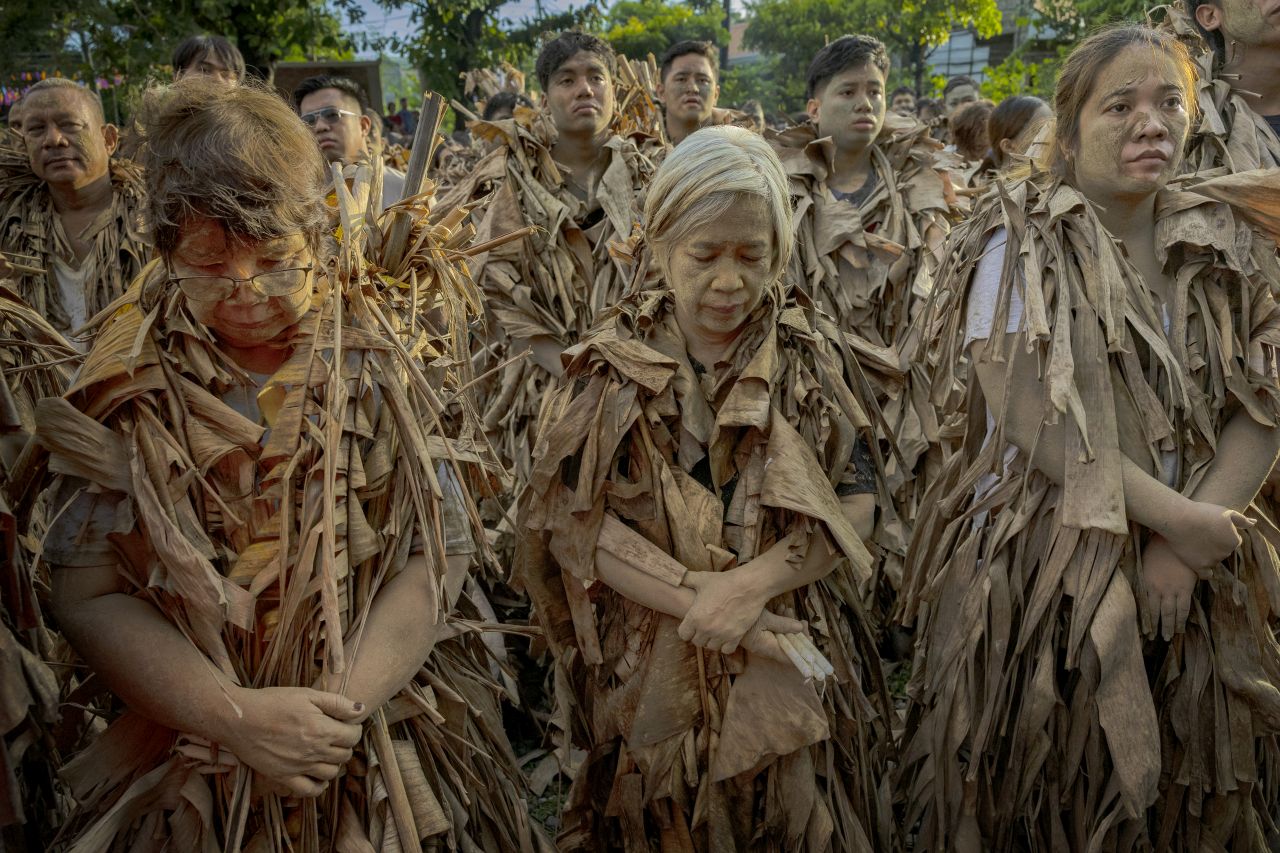 <p>Вижте впечатляващи кадри от фестивала Taong Putik в Алиага, Филипините, където стотици участници се преобразяват, покривайки телата си с кал, треви и листа в знак на смирение и духовна отдаденост. Снимките улавят едновременно мистиката, емоцията и суровата красота на едно от най-необичайните религиозни шествия в света. От мълчаливите фигури, които се движат бавно към храма, до контрастния празничен край &ndash; това е история, разказана в кал, светлина и вяра.</p>