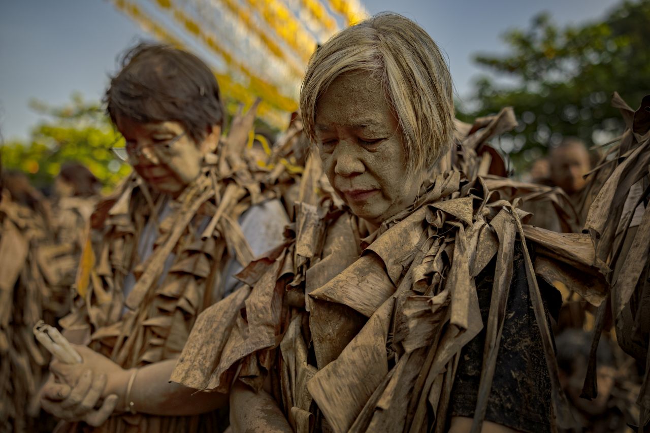 <p>Вижте впечатляващи кадри от фестивала Taong Putik в Алиага, Филипините, където стотици участници се преобразяват, покривайки телата си с кал, треви и листа в знак на смирение и духовна отдаденост. Снимките улавят едновременно мистиката, емоцията и суровата красота на едно от най-необичайните религиозни шествия в света. От мълчаливите фигури, които се движат бавно към храма, до контрастния празничен край &ndash; това е история, разказана в кал, светлина и вяра.</p>