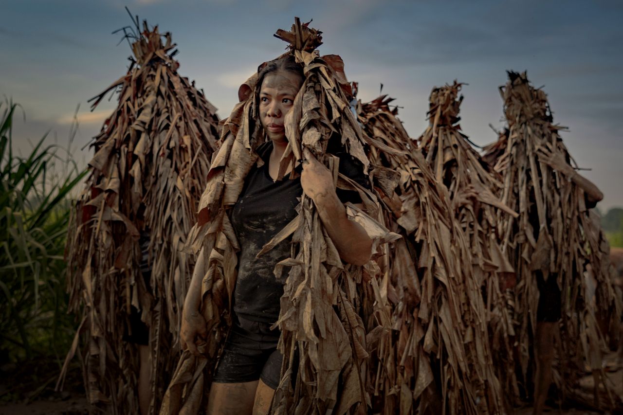 <p>Вижте впечатляващи кадри от фестивала Taong Putik в Алиага, Филипините, където стотици участници се преобразяват, покривайки телата си с кал, треви и листа в знак на смирение и духовна отдаденост. Снимките улавят едновременно мистиката, емоцията и суровата красота на едно от най-необичайните религиозни шествия в света. От мълчаливите фигури, които се движат бавно към храма, до контрастния празничен край &ndash; това е история, разказана в кал, светлина и вяра.</p>