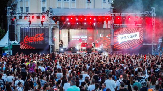 Coca-Cola The Voice Happy Energy Tour 2025 пристига в Пловдив с топ изпълнители и свежо настроение на 27 юни. Трябва да го изживееш!