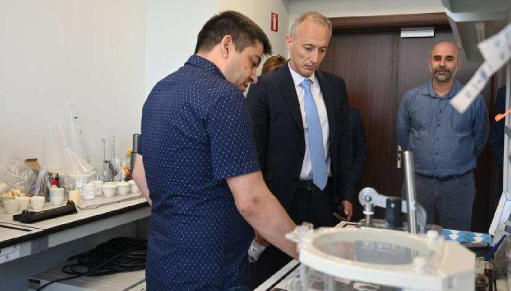 д - Суперкомпютри спират теча на мозъци