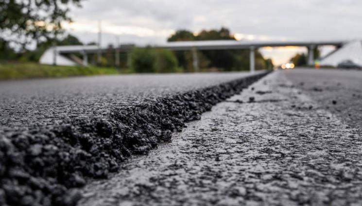 d - ЗАРАДИ ЖЕГАТА: Асфалтов път експлодира, вдигна кола във въздуха (ВИДЕО)