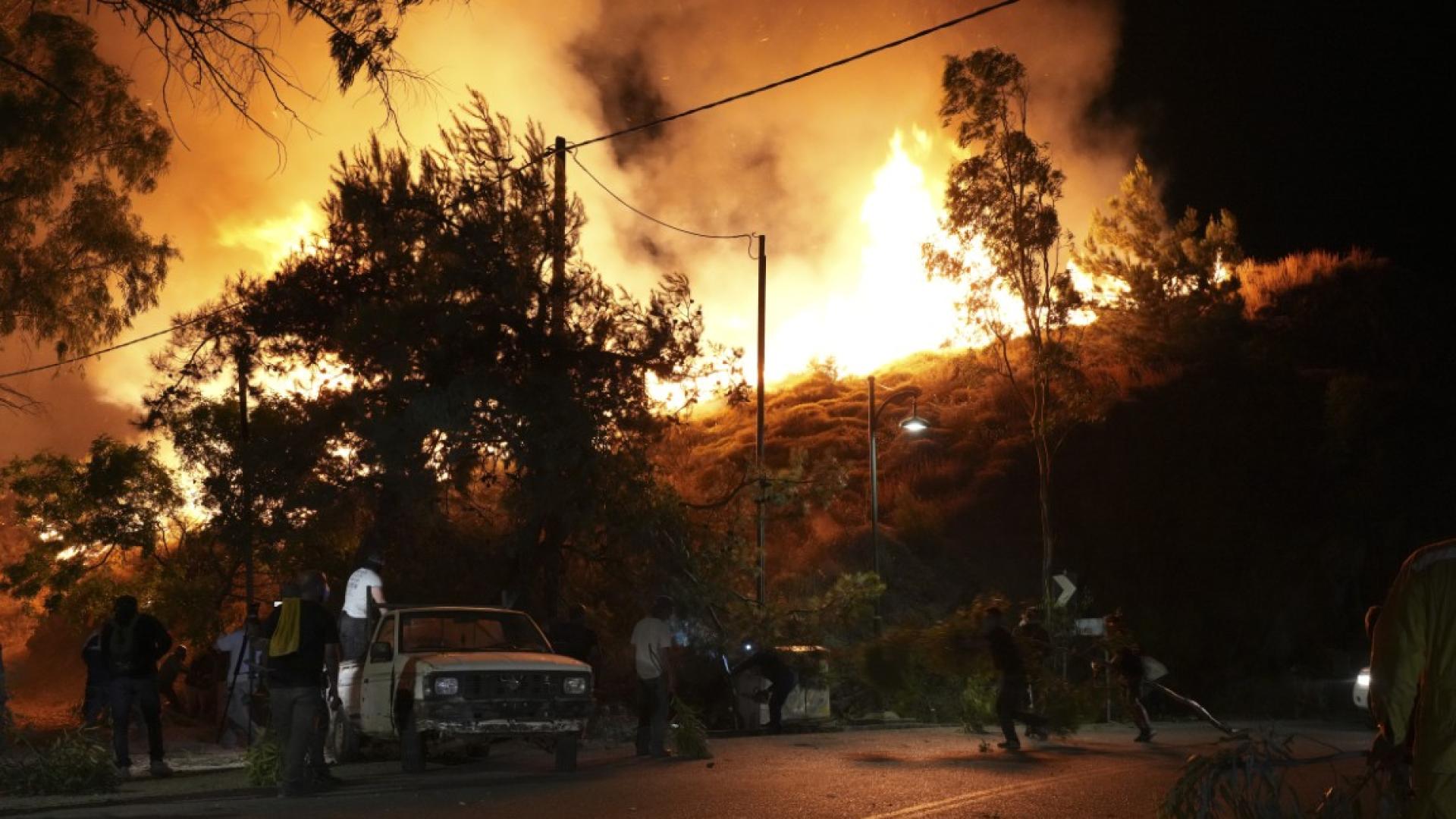 Стотици пожарникари трети ден се борят с огъня на няколко