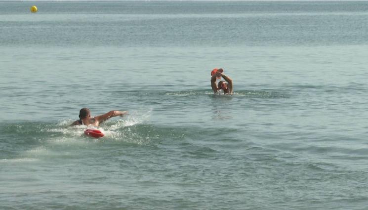 спасители плаж - НЯМА КОЙ ДА НИ ВАДИ ОТ ВОДАТА: Глад за спасители на плажа по Черноморието