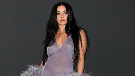 Charli XCX отвръща на критиката, след изпълнението ѝ на Гластънбъри