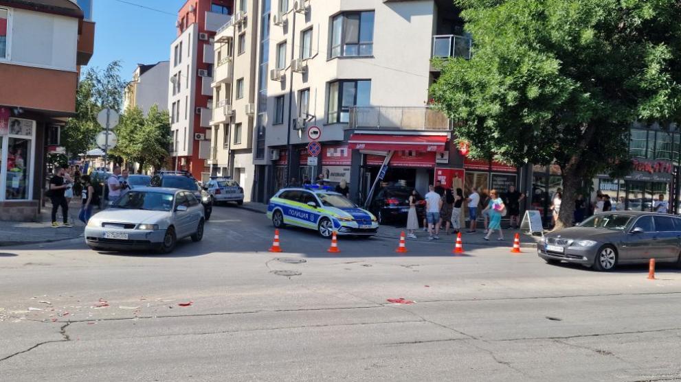  Кола се вряза в магазин в Пловдив 