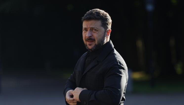 зеленски - НЕ МОЖЕ ДА БЪДЕ: Зеленски с костюм за Тръмп в Хага! (СНИМКИ)