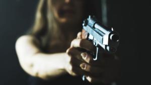 жена пистолет