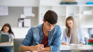 ученици изпит класна стая училище ученик