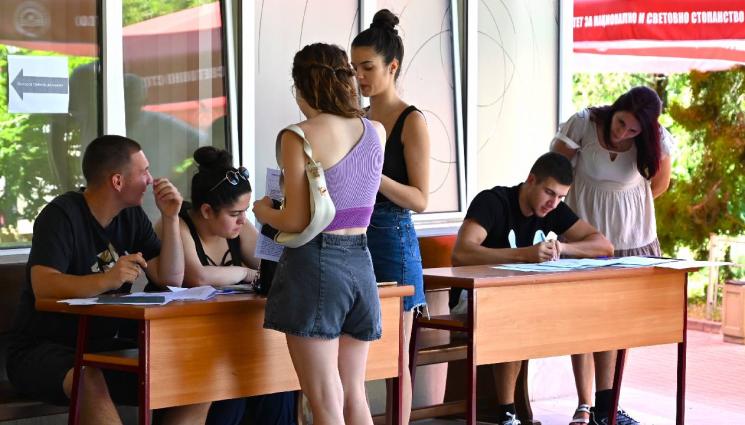 УНСС - Кандидат-студенти, остават броени дни до крайния срок за подаване на документи в УНСС