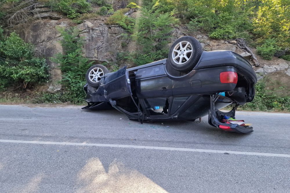 катастрофа кола по таван