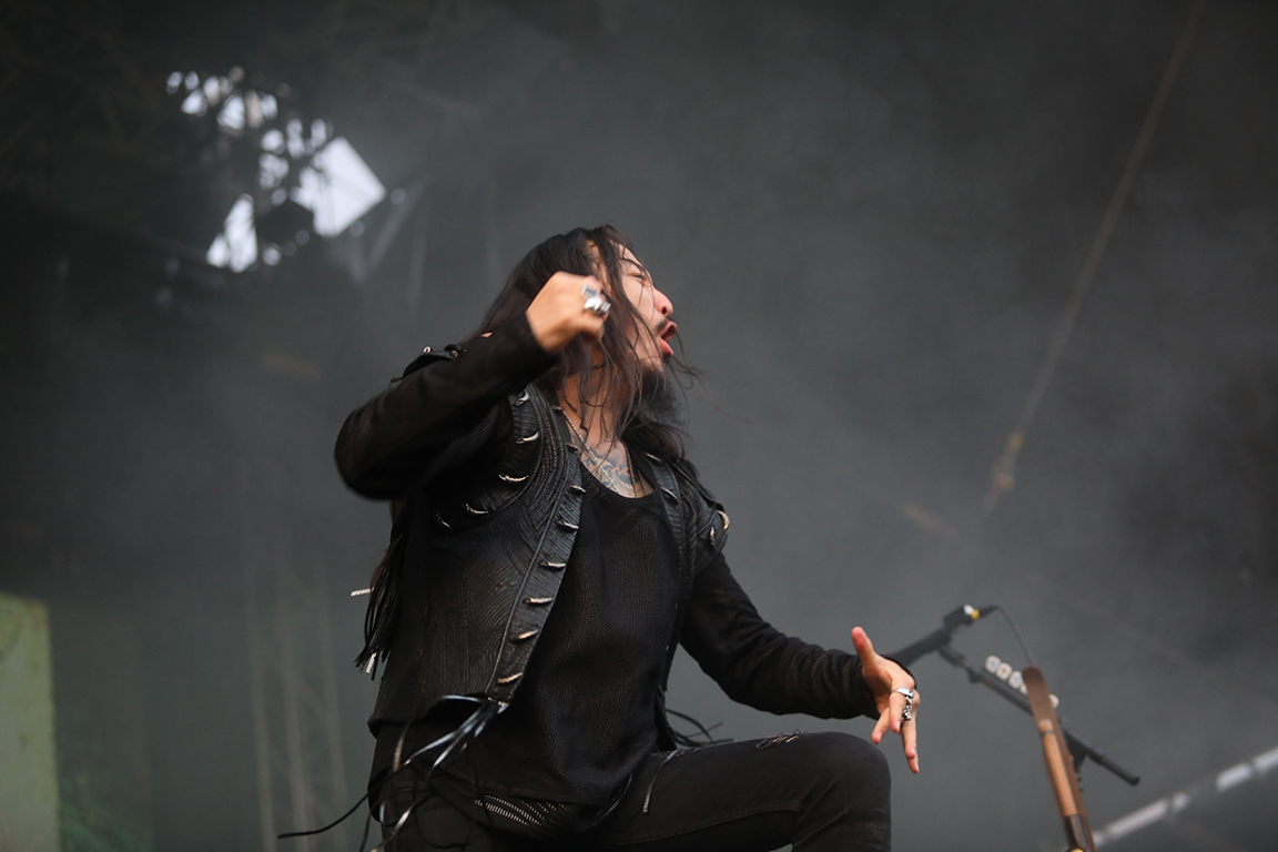 <p>Всяко изпълнение на живо на The Hu е културно и емоционално преживяване, което пренася публиката в древни времена, докато тя танцува в ритъма на съвременния метъл, a концертите им са едни от най-въздействащите музикални преживявания на живо.</p>