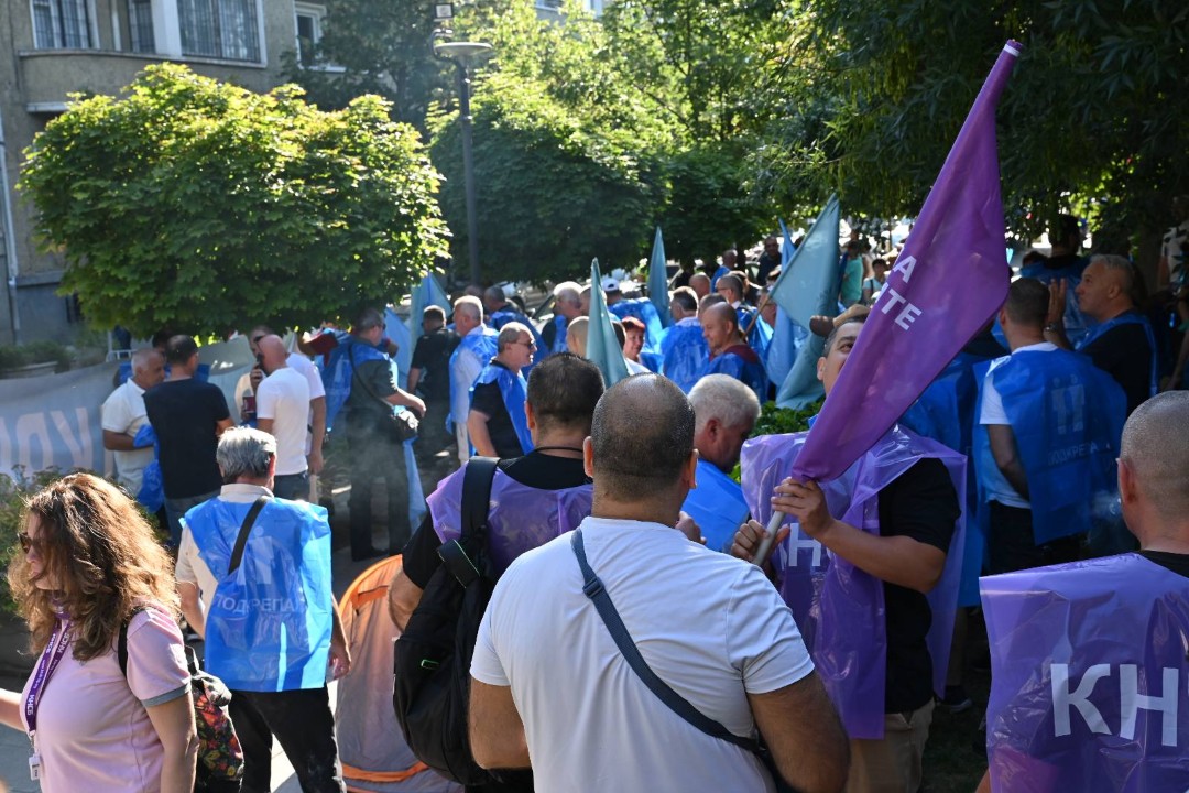 <p>Служители на градския транспорт в София излязоха на протест пред СОС. Протестиращите настояват за незабавни действия за приемане на бюджета на Столичната община за 2025 г.; увеличение на заплатите на работещите в градския транспорт на столицата с 300 лв.; подобряване на условията на труд и устойчиви решения, гарантиращи стабилността на дружествата от обществения транспорт.</p>