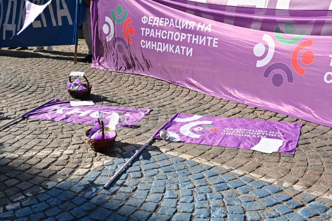 <p>Служители на градския транспорт в София излязоха на протест пред СОС. Протестиращите настояват за незабавни действия за приемане на бюджета на Столичната община за 2025 г.; увеличение на заплатите на работещите в градския транспорт на столицата с 300 лв.; подобряване на условията на труд и устойчиви решения, гарантиращи стабилността на дружествата от обществения транспорт.</p>