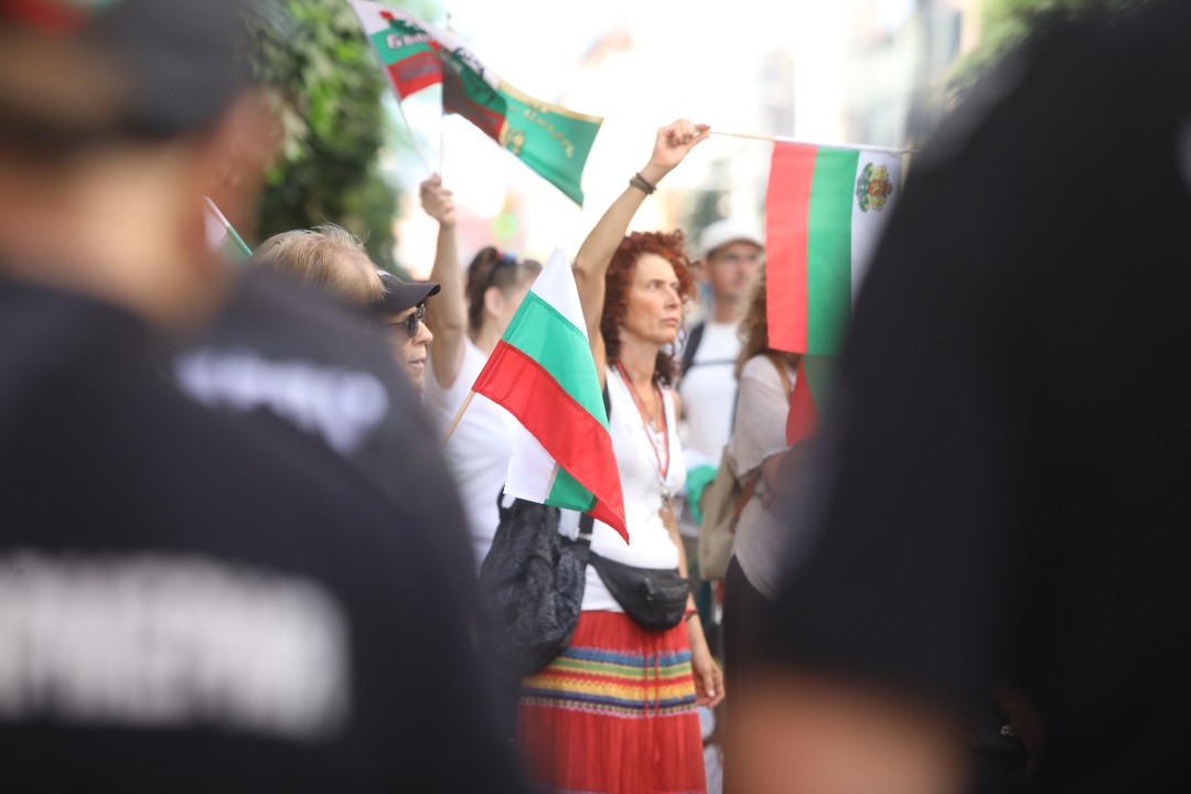 <p>Граждани се събраха в улиците в близост до сградата на Европейската комисия и Европейския парламент в столицата и протестират с искане за запазване на българския лев. Организатори на събитието са Гражданска инициатива &quot;Будители&quot;. В района има засилено полицейско присъствие, а движението е ограничено.</p>