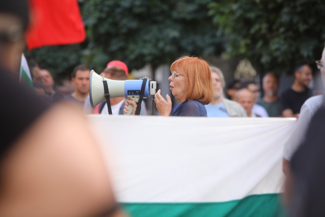 <p>Граждани се събраха в улиците в близост до сградата на Европейската комисия и Европейския парламент в столицата и протестират с искане за запазване на българския лев. Организатори на събитието са Гражданска инициатива &quot;Будители&quot;. В района има засилено полицейско присъствие, а движението е ограничено.</p>