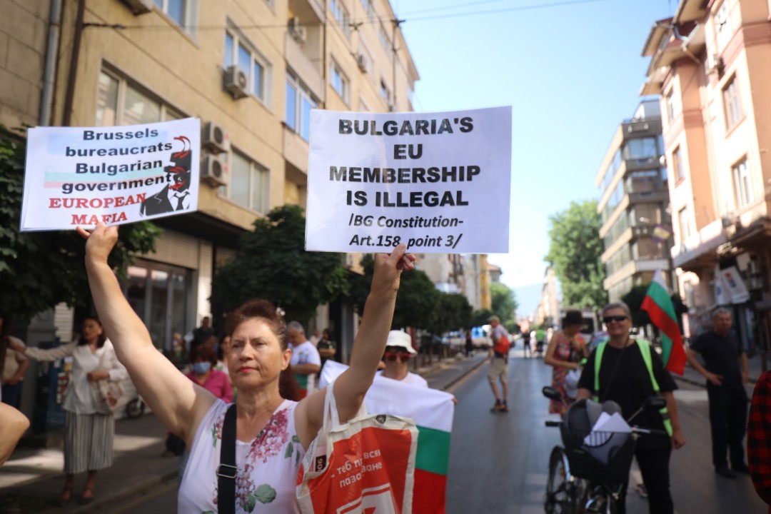 <p>Граждани се събраха в улиците в близост до сградата на Европейската комисия и Европейския парламент в столицата и протестират с искане за запазване на българския лев. Организатори на събитието са Гражданска инициатива &quot;Будители&quot;. В района има засилено полицейско присъствие, а движението е ограничено.</p>