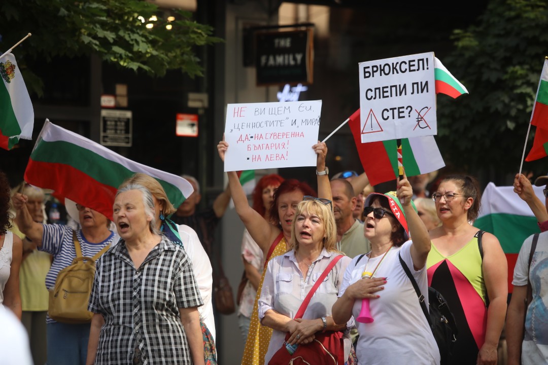 <p>Граждани се събраха в улиците в близост до сградата на Европейската комисия и Европейския парламент в столицата и протестират с искане за запазване на българския лев. Организатори на събитието са Гражданска инициатива &quot;Будители&quot;. В района има засилено полицейско присъствие, а движението е ограничено.</p>