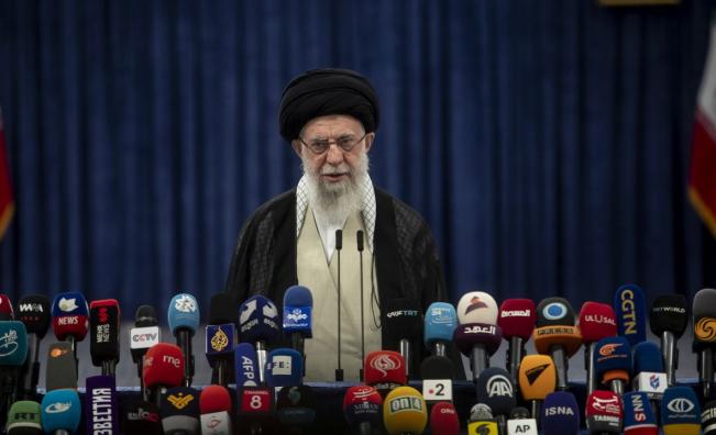 Жената на аятолах Хаменей почина от раните си