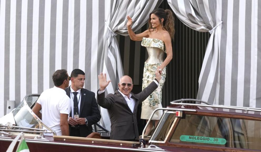 Основателят на Амазон Джеф Безос и годеницата му, журналистката Лорън