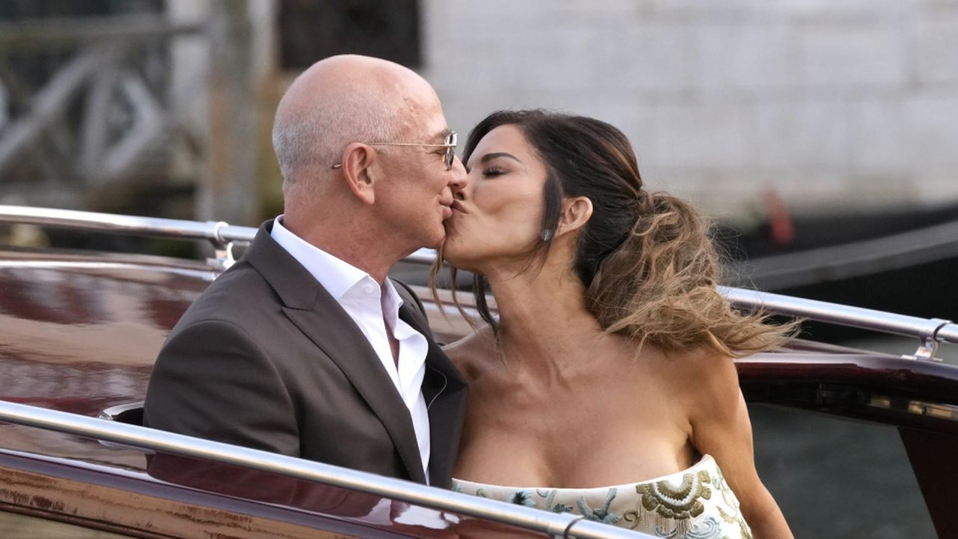 Джеф Безос и Лорън Санчес вече са сключили брак в