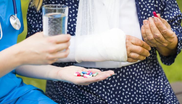 счупена ръка - Роднина счупи ръката на възрастна жена, взе ѝ златна обеца