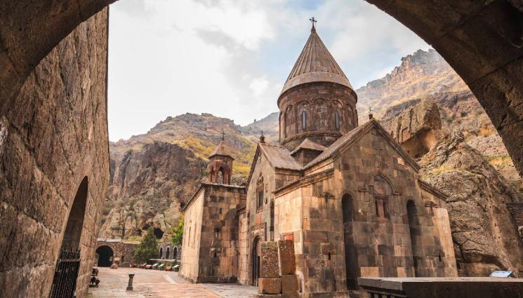 Армения - Полиция щурмува манастир край Ереван (ВИДЕО)