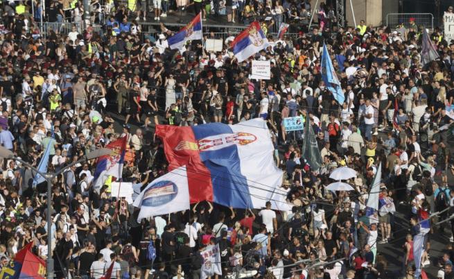 „Ще се видим на Видовден“: Огромен студентски протест за сваляне на властта в Сърбия (СНИМКИ)
