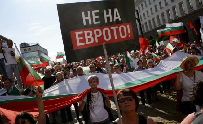 „Искаме си лева! Не на еврото!“: Жандармерия блокира пътя на протестиращи за лева (СНИМКИ)