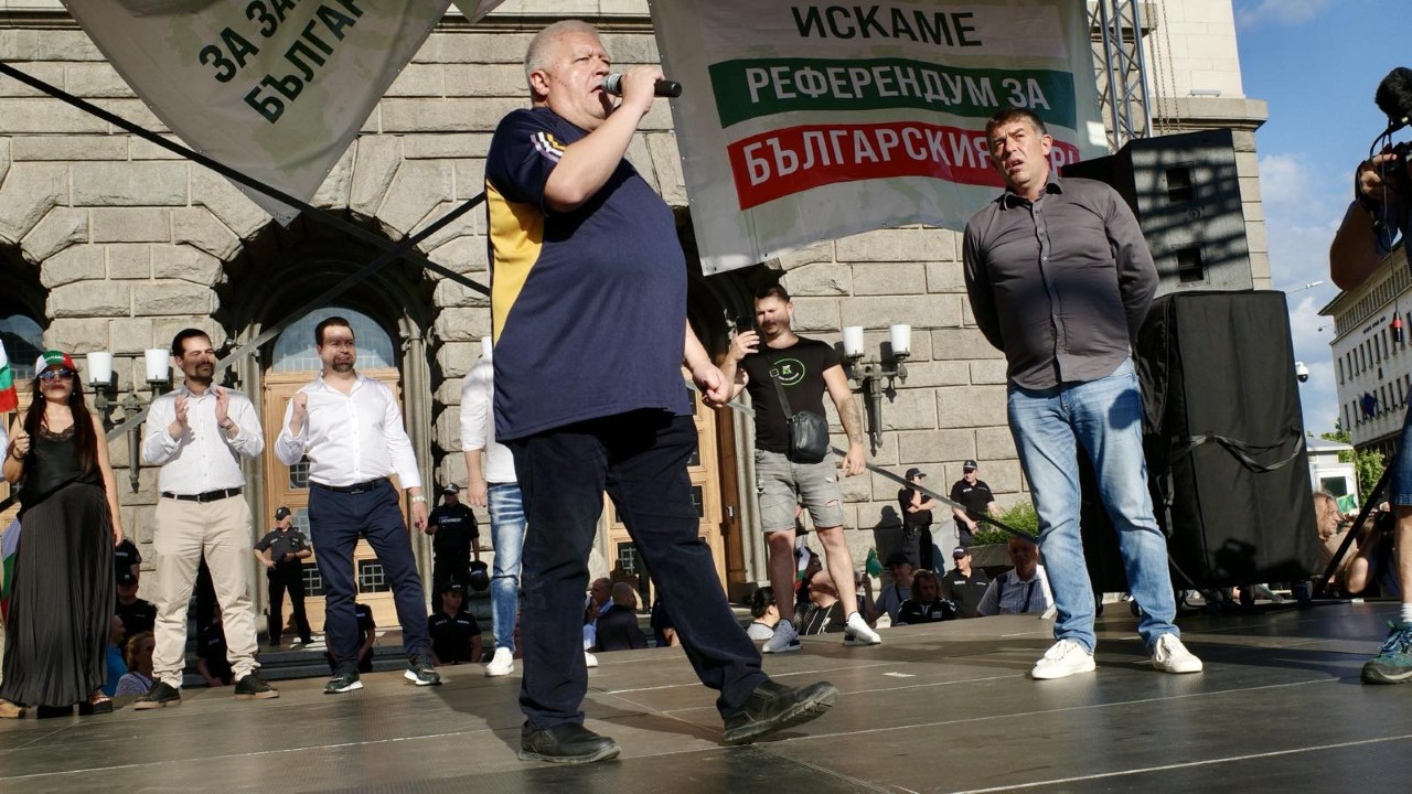<p>С викове &bdquo;оставка&ldquo; ,&bdquo;искаме си лева&ldquo; и &bdquo;не на еврото&ldquo; граждани се събраха на протест в центъра на София. Протестиращите се събраха в пространството между сградата на Народното събрание и Президентската институция.</p>