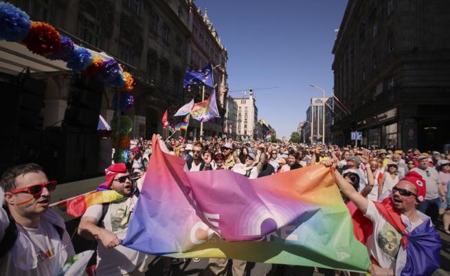 200 000 на ЛГБТ+ парада в Будапеща въпреки забраната на Орбан (СНИМКИ)