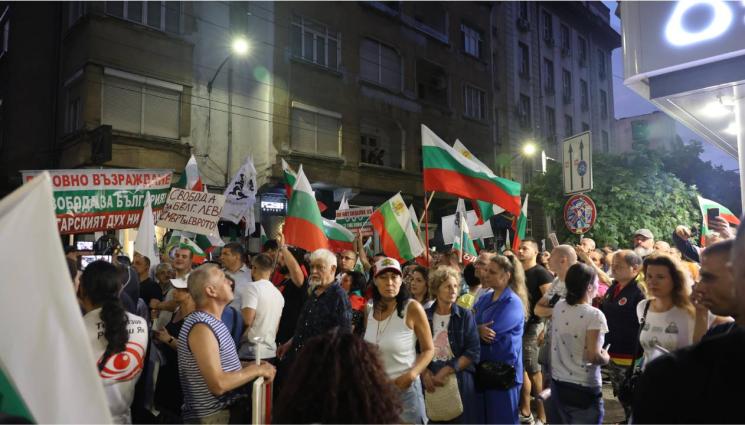 d - Жандармерия брани Дома на Европа в София от протестиращи в защита на българския лев