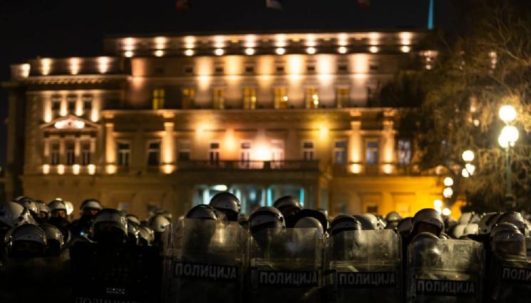 d - БЕЛГРАД КИПИ: Сблъсъци между студенти и полицаи на протеста на Видовден в Сърбия! (ВИДЕО НА ЖИВО)