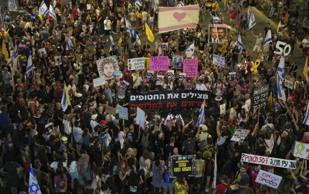 Хиляди хора излязоха снощи на улиците в Тел Авив, за